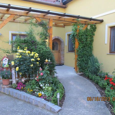 Haus Resi Apartment Staatz Exterior photo